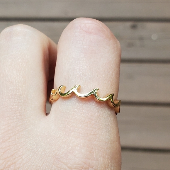 NWOT Dainty Gold Wave Ring - Picture 6 of 8